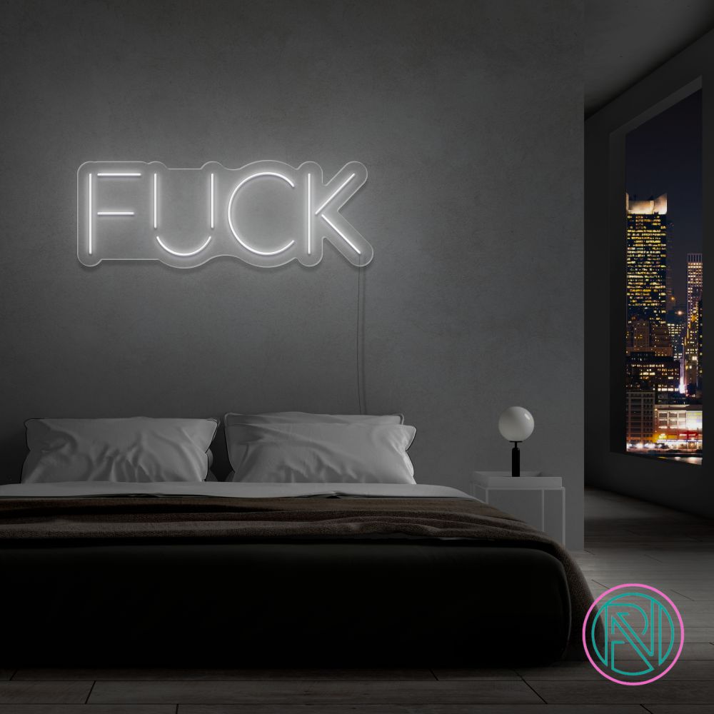Gi ditt rom et kult og moderne preg med vårt 'fuck' led neonskilt. Velg en farge som passer ditt uttrykk og skap en atmosfære som garantert vekker oppmerksomhet. Våre led-skilt er ideelle for innendørs bruk og gir en unik belysning til ethvert innredningsprosjekt.