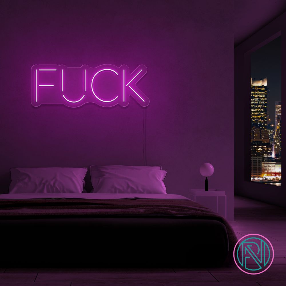 Gi ditt rom et kult og moderne preg med vårt 'fuck' led neonskilt. Velg en farge som passer ditt uttrykk og skap en atmosfære som garantert vekker oppmerksomhet. Våre led-skilt er ideelle for innendørs bruk og gir en unik belysning til ethvert innredningsprosjekt.