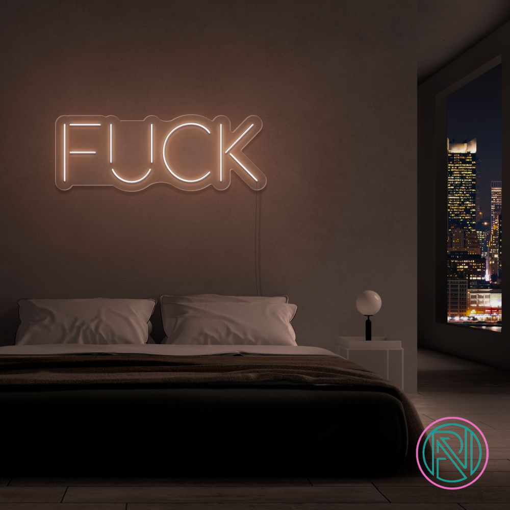 Gi ditt rom et kult og moderne preg med vårt 'fuck' led neonskilt. Velg en farge som passer ditt uttrykk og skap en atmosfære som garantert vekker oppmerksomhet. Våre led-skilt er ideelle for innendørs bruk og gir en unik belysning til ethvert innredningsprosjekt.