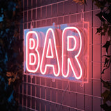 Skap en levende og trendy atmosfære med vårt 'bar' led-neonskilt, ideelt for innendørs og utendørs bruk takket være sin vanntette design. Lys opp din bar med et skilt som kombinerer moderne estetikk med praktisk funksjonalitet.