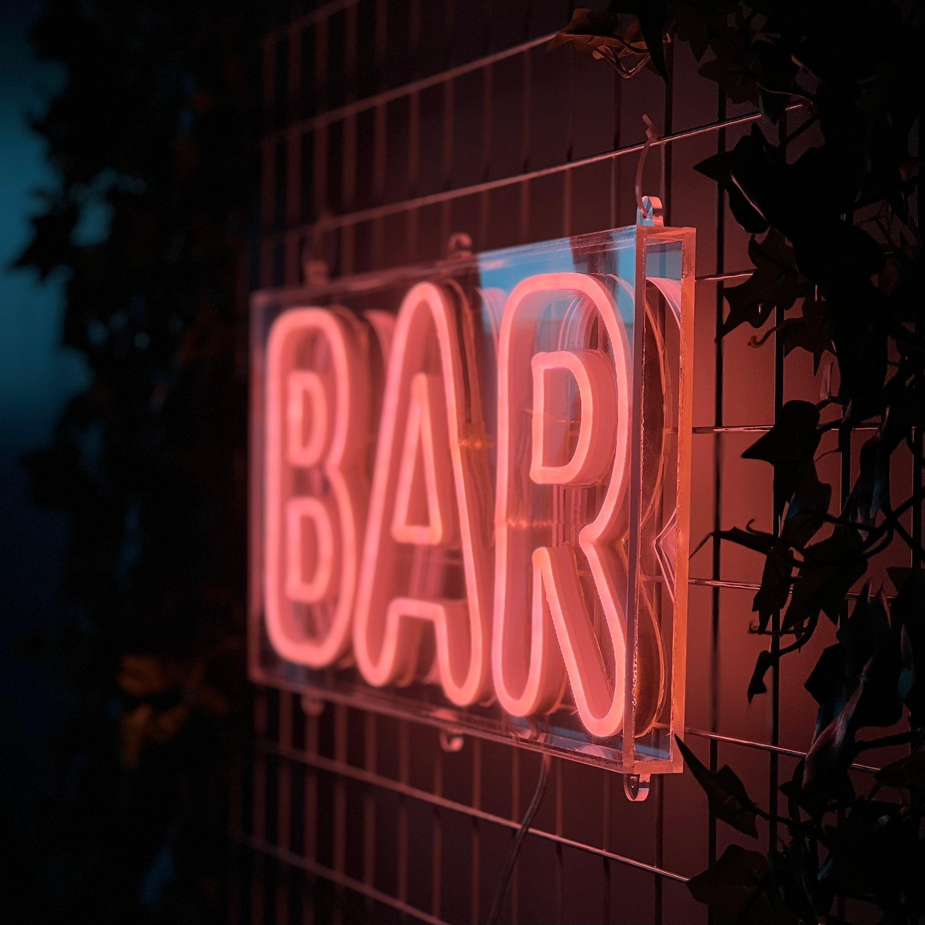 Skap en levende og trendy atmosfære med vårt 'bar' led-neonskilt, ideelt for innendørs og utendørs bruk takket være sin vanntette design. Lys opp din bar med et skilt som kombinerer moderne estetikk med praktisk funksjonalitet.