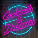 Skap en drømmende stemning i rommet ditt med 'cocktails & dreams' led-neonskiltet. De levende fargene hot pink og ice blue kombinert med et lekent design, gjør dette skiltet til et blikkfang for enhver setting som ønsker å tilføre en følelse av fest og moro.