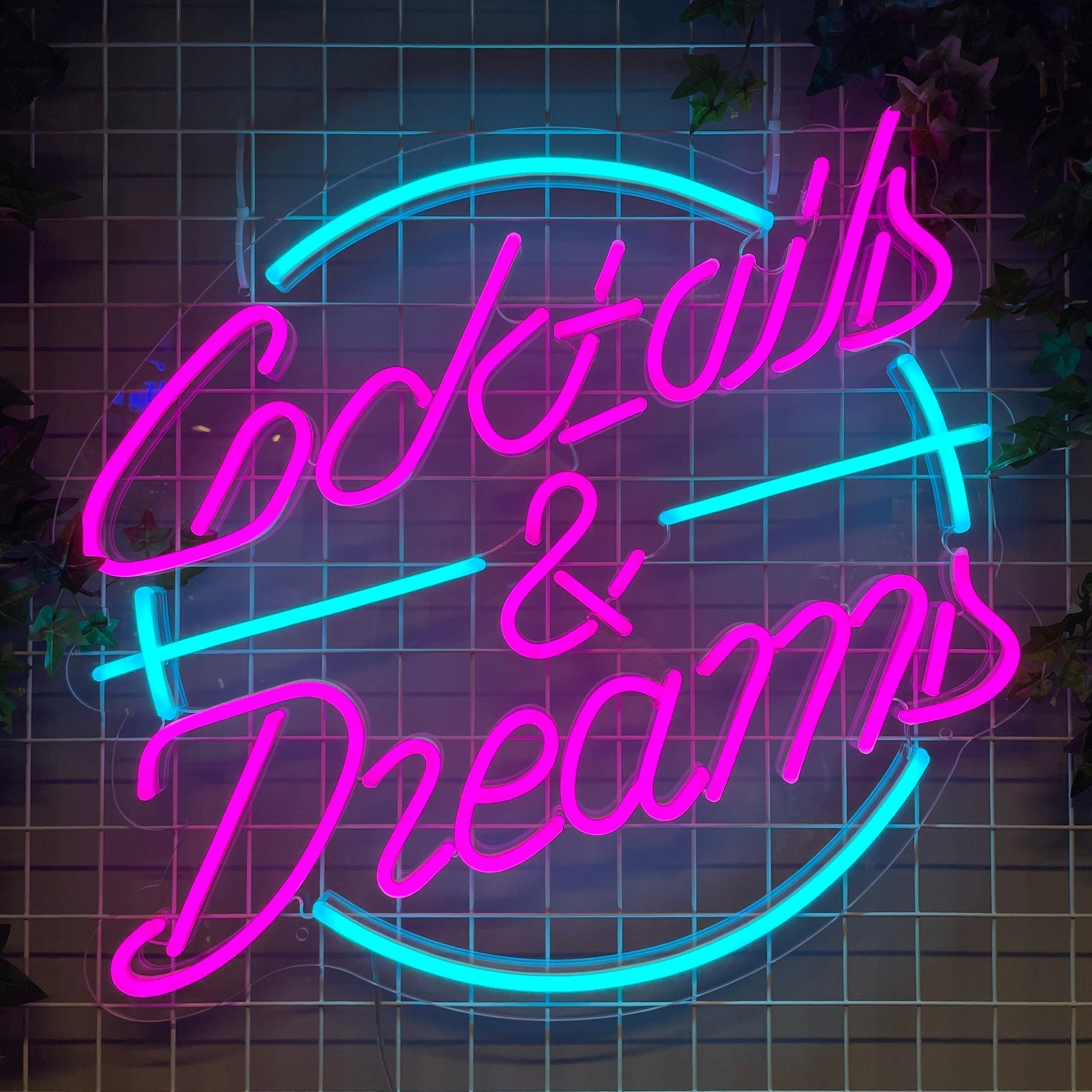 Skap en drømmende stemning i rommet ditt med 'cocktails & dreams' led-neonskiltet. De levende fargene hot pink og ice blue kombinert med et lekent design, gjør dette skiltet til et blikkfang for enhver setting som ønsker å tilføre en følelse av fest og moro.