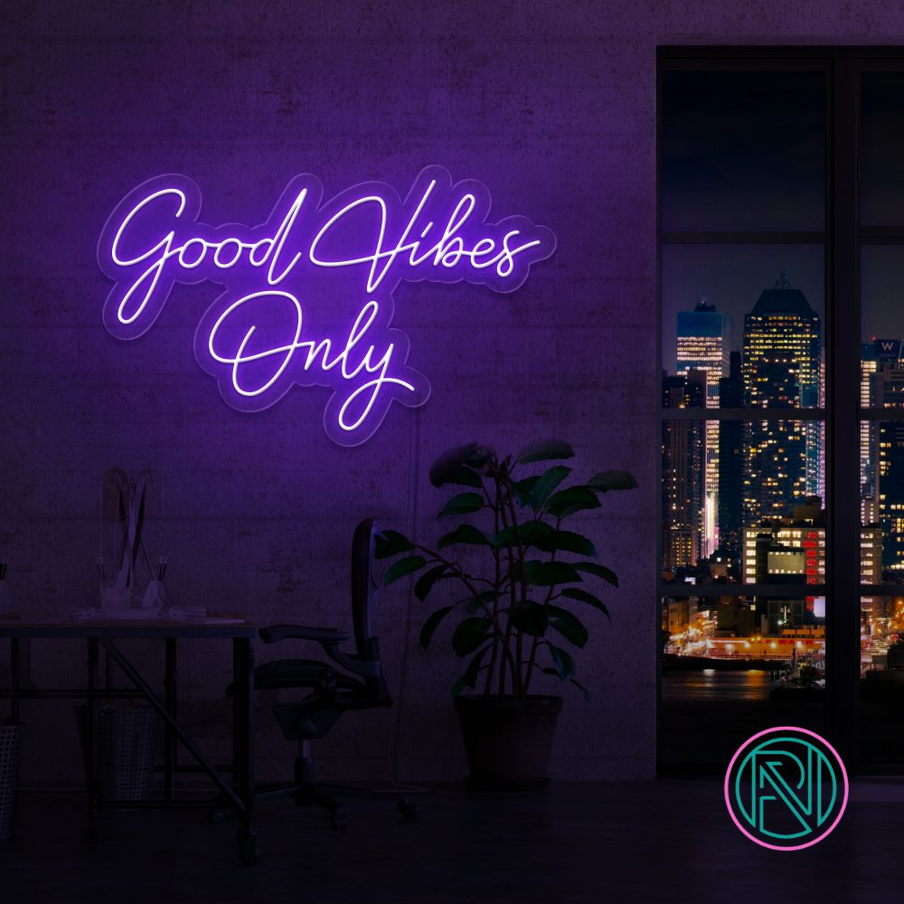 Skap en positiv atmosfære med vårt 'good vibes only' led neonskilt. Perfekt for å spre god energi og stil i ethvert rom. Med et bredt utvalg av farger tilgjengelig, kan du tilpasse neonskiltet til ditt personlige uttrykk.