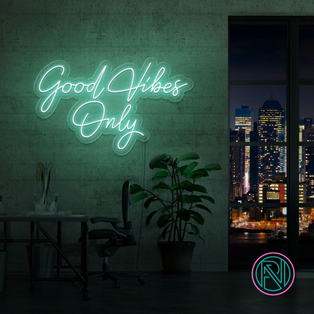 Skap en positiv atmosfære med vårt 'good vibes only' led neonskilt. Perfekt for å spre god energi og stil i ethvert rom. Med et bredt utvalg av farger tilgjengelig, kan du tilpasse neonskiltet til ditt personlige uttrykk.