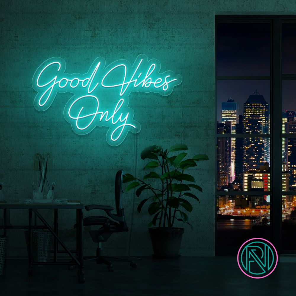 Skap en positiv atmosfære med vårt 'good vibes only' led neonskilt. Perfekt for å spre god energi og stil i ethvert rom. Med et bredt utvalg av farger tilgjengelig, kan du tilpasse neonskiltet til ditt personlige uttrykk.