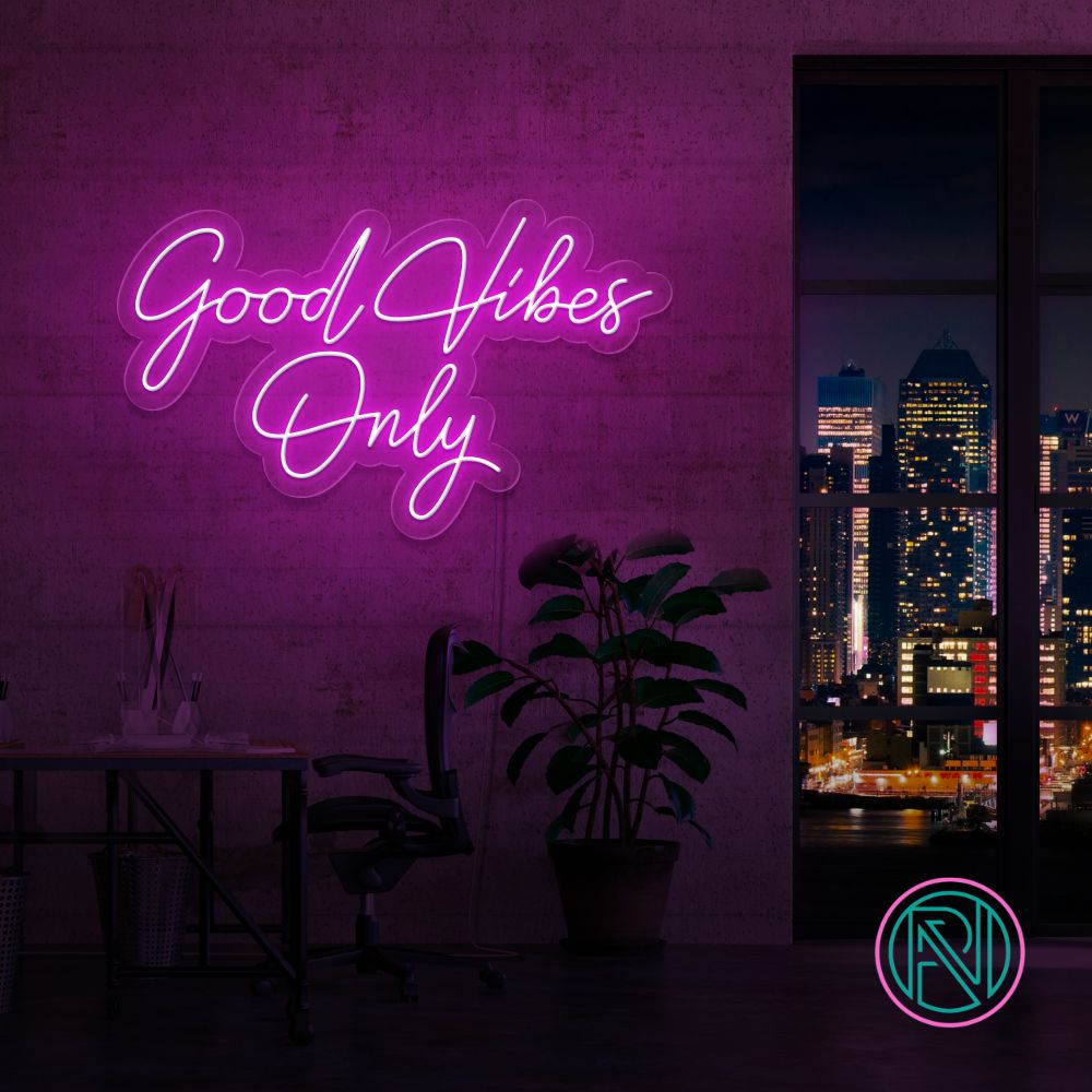 Skap en positiv atmosfære med vårt 'good vibes only' led neonskilt. Perfekt for å spre god energi og stil i ethvert rom. Med et bredt utvalg av farger tilgjengelig, kan du tilpasse neonskiltet til ditt personlige uttrykk.