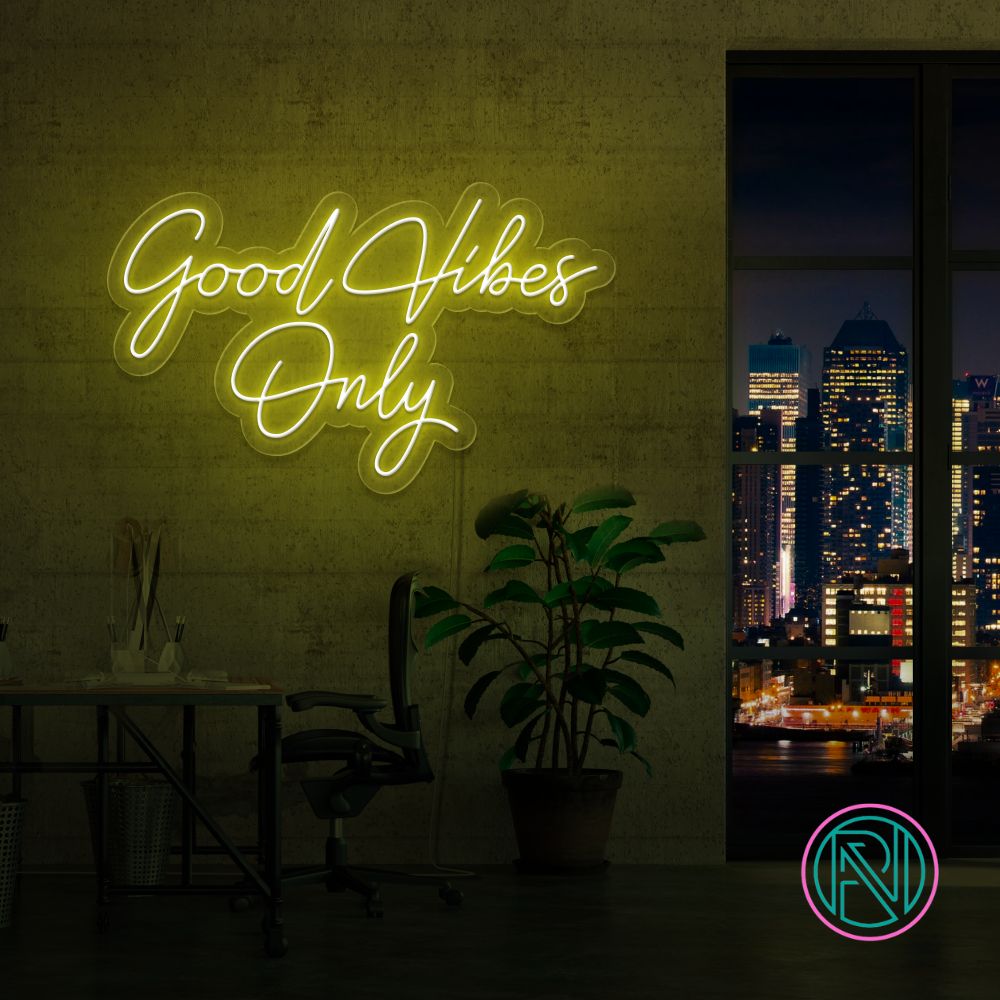 Skap en positiv atmosfære med vårt 'good vibes only' led neonskilt. Perfekt for å spre god energi og stil i ethvert rom. Med et bredt utvalg av farger tilgjengelig, kan du tilpasse neonskiltet til ditt personlige uttrykk.