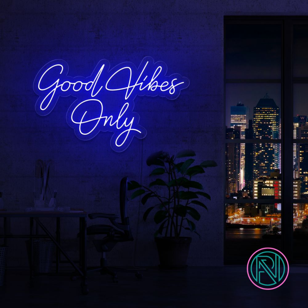 Skap en positiv atmosfære med vårt 'good vibes only' led neonskilt. Perfekt for å spre god energi og stil i ethvert rom. Med et bredt utvalg av farger tilgjengelig, kan du tilpasse neonskiltet til ditt personlige uttrykk.