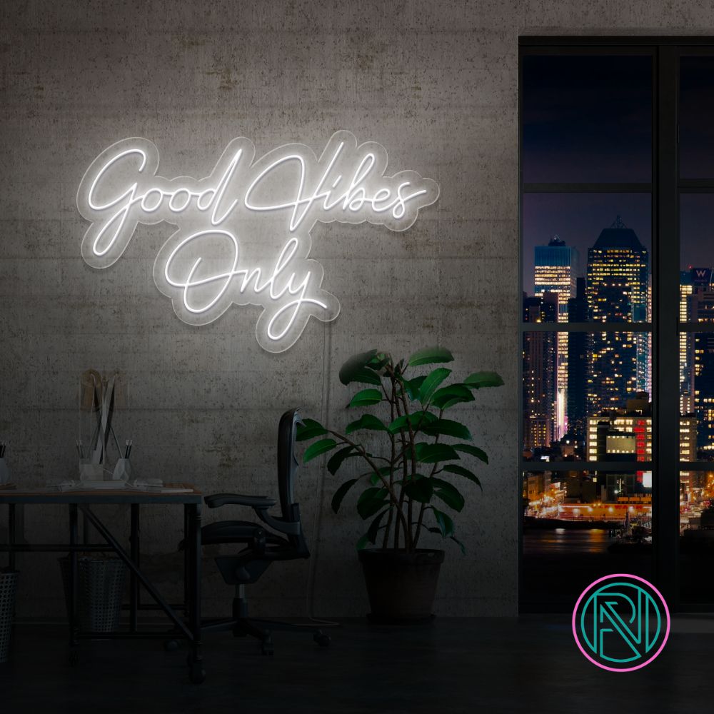 Skap en positiv atmosfære med vårt 'good vibes only' led neonskilt. Perfekt for å spre god energi og stil i ethvert rom. Med et bredt utvalg av farger tilgjengelig, kan du tilpasse neonskiltet til ditt personlige uttrykk.