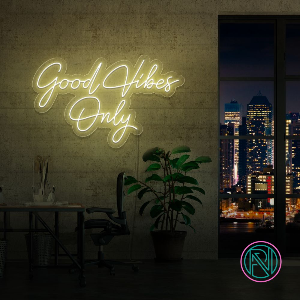 Skap en positiv atmosfære med vårt 'good vibes only' led neonskilt. Perfekt for å spre god energi og stil i ethvert rom. Med et bredt utvalg av farger tilgjengelig, kan du tilpasse neonskiltet til ditt personlige uttrykk.