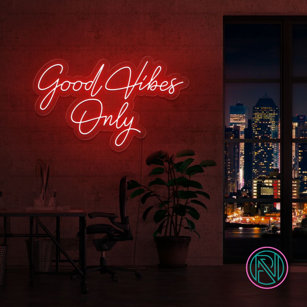 Skap en positiv atmosfære med vårt 'good vibes only' led neonskilt. Perfekt for å spre god energi og stil i ethvert rom. Med et bredt utvalg av farger tilgjengelig, kan du tilpasse neonskiltet til ditt personlige uttrykk.