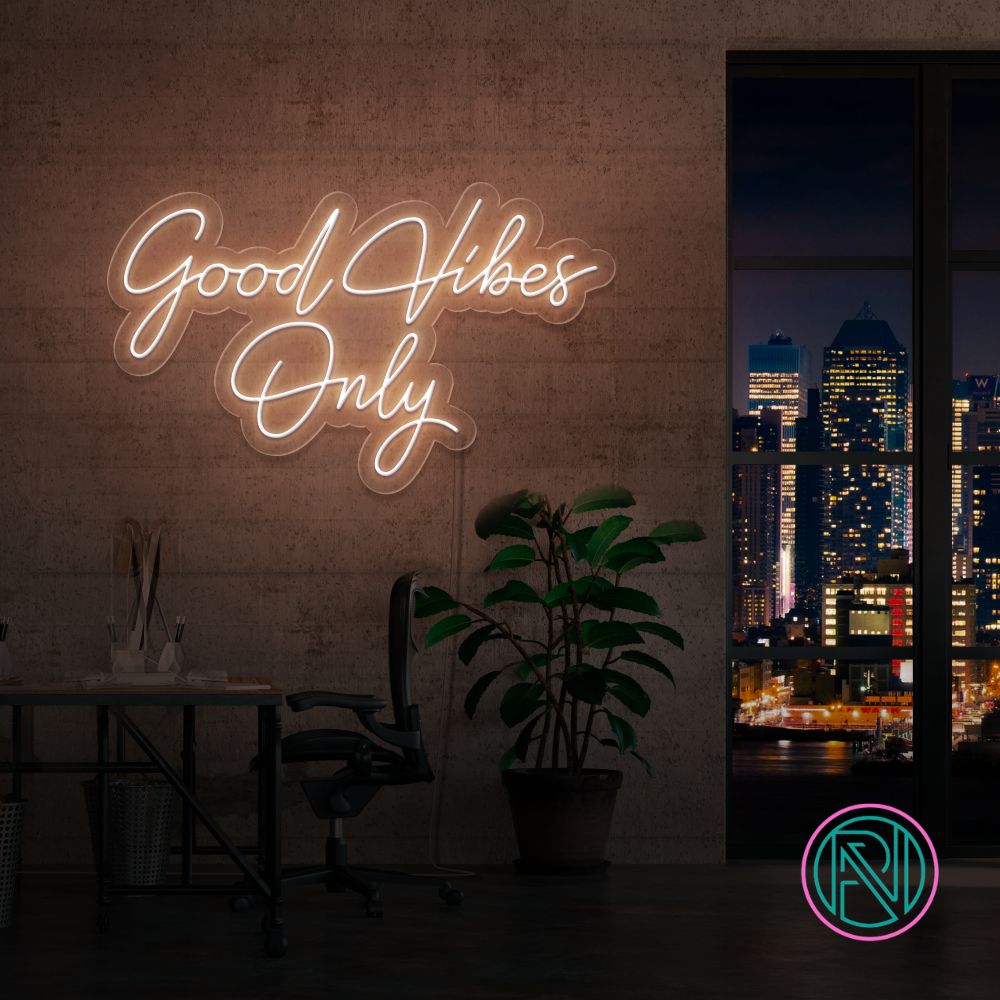 Skap en positiv atmosfære med vårt 'good vibes only' led neonskilt. Perfekt for å spre god energi og stil i ethvert rom. Med et bredt utvalg av farger tilgjengelig, kan du tilpasse neonskiltet til ditt personlige uttrykk.