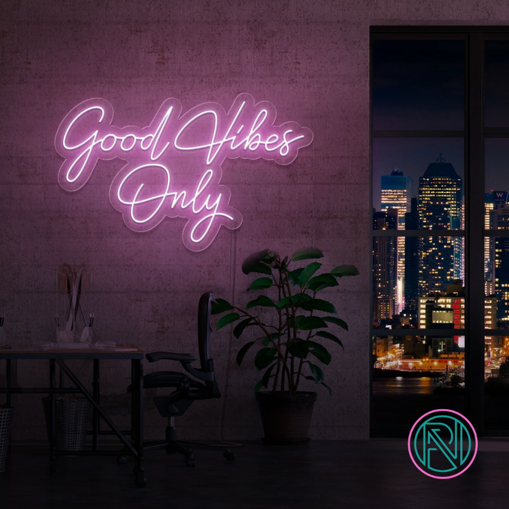 Skap en positiv atmosfære med vårt 'good vibes only' led neonskilt. Perfekt for å spre god energi og stil i ethvert rom. Med et bredt utvalg av farger tilgjengelig, kan du tilpasse neonskiltet til ditt personlige uttrykk.
