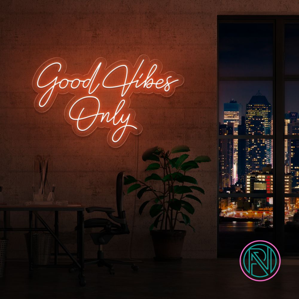 Skap en positiv atmosfære med vårt 'good vibes only' led neonskilt. Perfekt for å spre god energi og stil i ethvert rom. Med et bredt utvalg av farger tilgjengelig, kan du tilpasse neonskiltet til ditt personlige uttrykk.