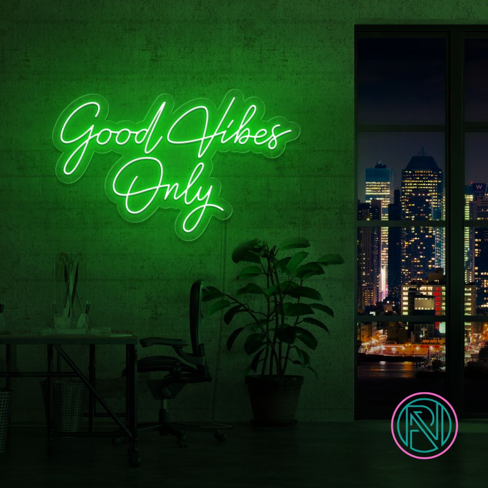 Skap en positiv atmosfære med vårt 'good vibes only' led neonskilt. Perfekt for å spre god energi og stil i ethvert rom. Med et bredt utvalg av farger tilgjengelig, kan du tilpasse neonskiltet til ditt personlige uttrykk.