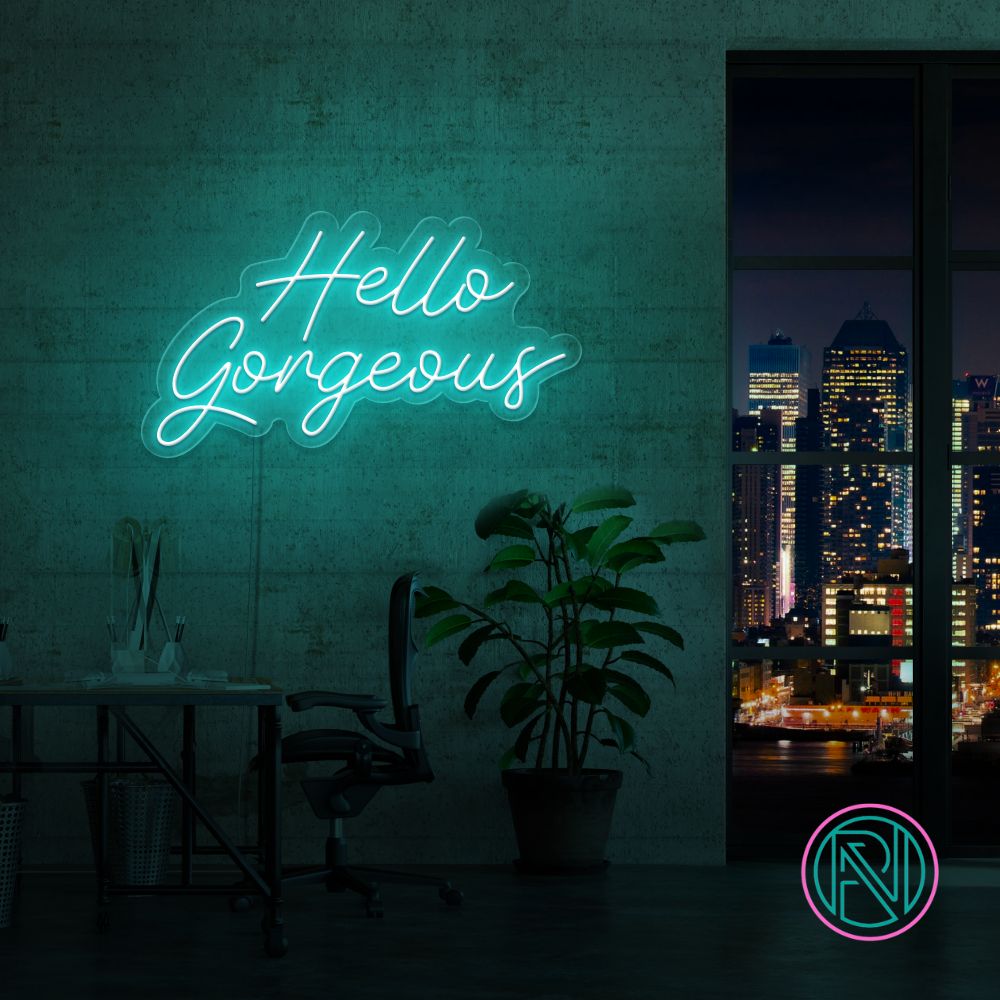 Gi et varmt velkomst med vårt 'hello gorgeous' led neonskilt. Perfekt for å fremheve skjønnhetssalonger eller som en chic detalj i hjemmet. Dette skiltet tilbyr en sjarmerende glød og en personlig touch med ditt valg av farge.