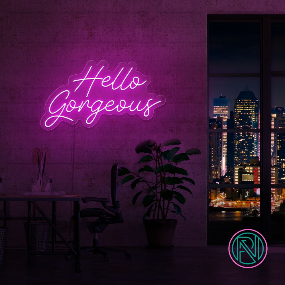 Gi et varmt velkomst med vårt 'hello gorgeous' led neonskilt. Perfekt for å fremheve skjønnhetssalonger eller som en chic detalj i hjemmet. Dette skiltet tilbyr en sjarmerende glød og en personlig touch med ditt valg av farge.