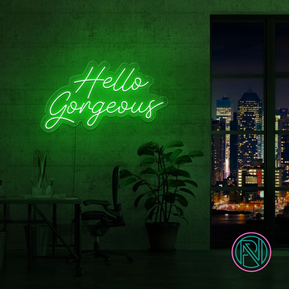 Gi et varmt velkomst med vårt 'hello gorgeous' led neonskilt. Perfekt for å fremheve skjønnhetssalonger eller som en chic detalj i hjemmet. Dette skiltet tilbyr en sjarmerende glød og en personlig touch med ditt valg av farge.
