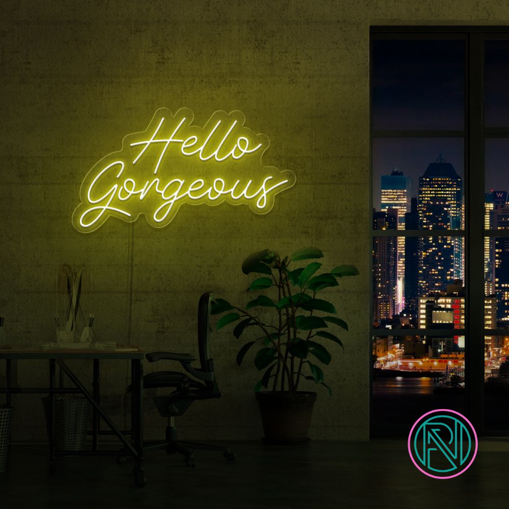 Gi et varmt velkomst med vårt 'hello gorgeous' led neonskilt. Perfekt for å fremheve skjønnhetssalonger eller som en chic detalj i hjemmet. Dette skiltet tilbyr en sjarmerende glød og en personlig touch med ditt valg av farge.