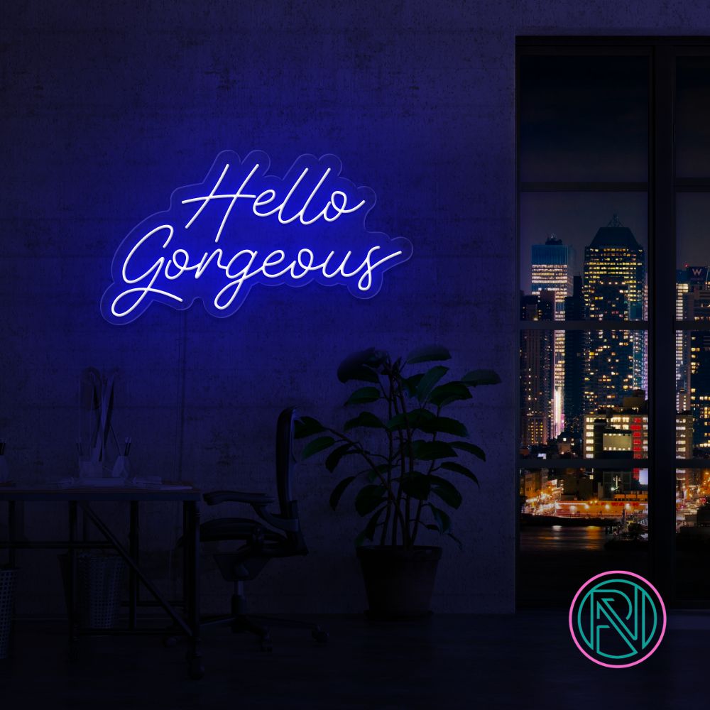 Gi et varmt velkomst med vårt 'hello gorgeous' led neonskilt. Perfekt for å fremheve skjønnhetssalonger eller som en chic detalj i hjemmet. Dette skiltet tilbyr en sjarmerende glød og en personlig touch med ditt valg av farge.