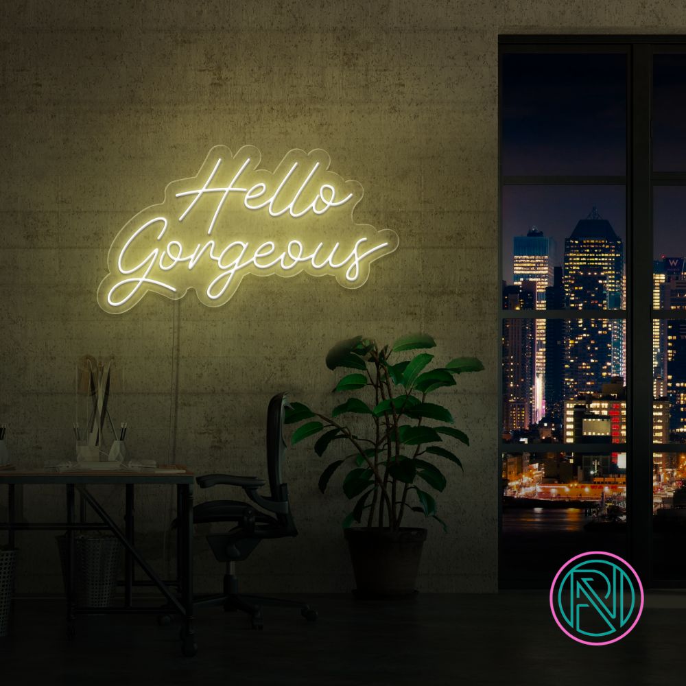 Gi et varmt velkomst med vårt 'hello gorgeous' led neonskilt. Perfekt for å fremheve skjønnhetssalonger eller som en chic detalj i hjemmet. Dette skiltet tilbyr en sjarmerende glød og en personlig touch med ditt valg av farge.