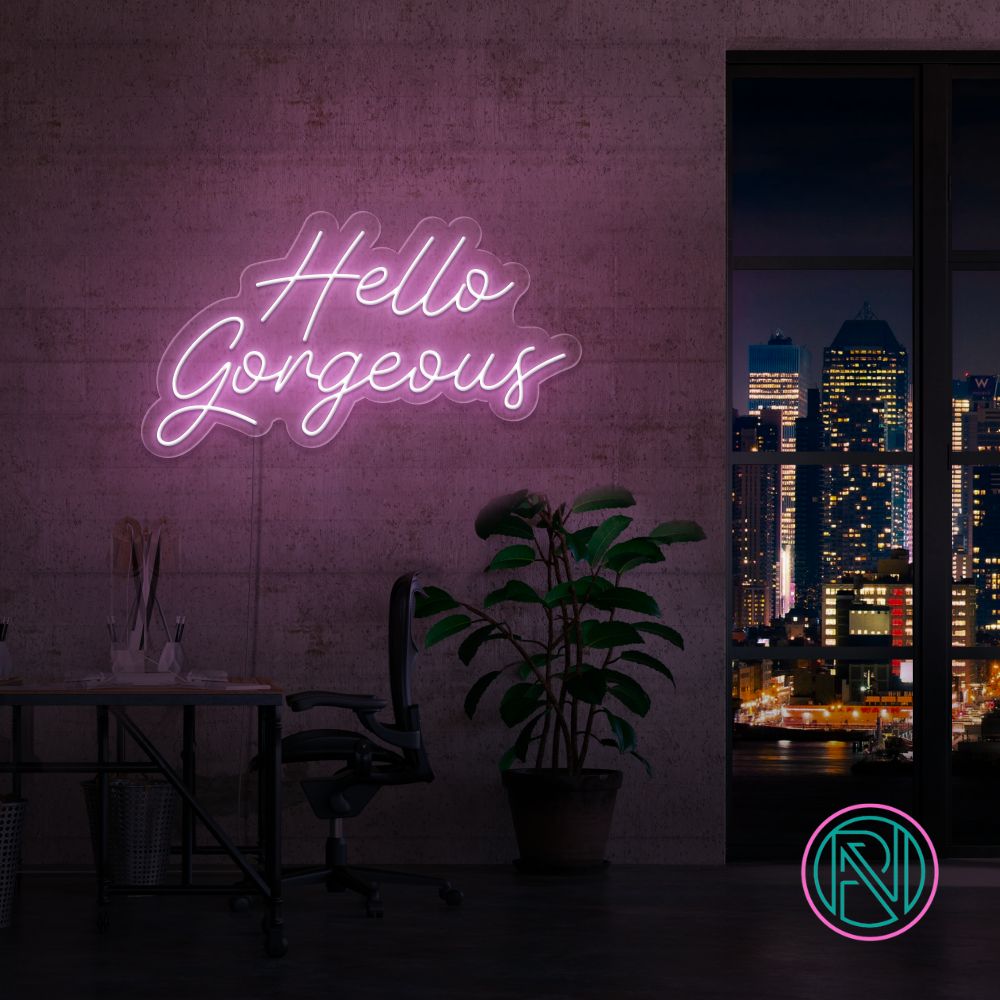 Gi et varmt velkomst med vårt 'hello gorgeous' led neonskilt. Perfekt for å fremheve skjønnhetssalonger eller som en chic detalj i hjemmet. Dette skiltet tilbyr en sjarmerende glød og en personlig touch med ditt valg av farge.