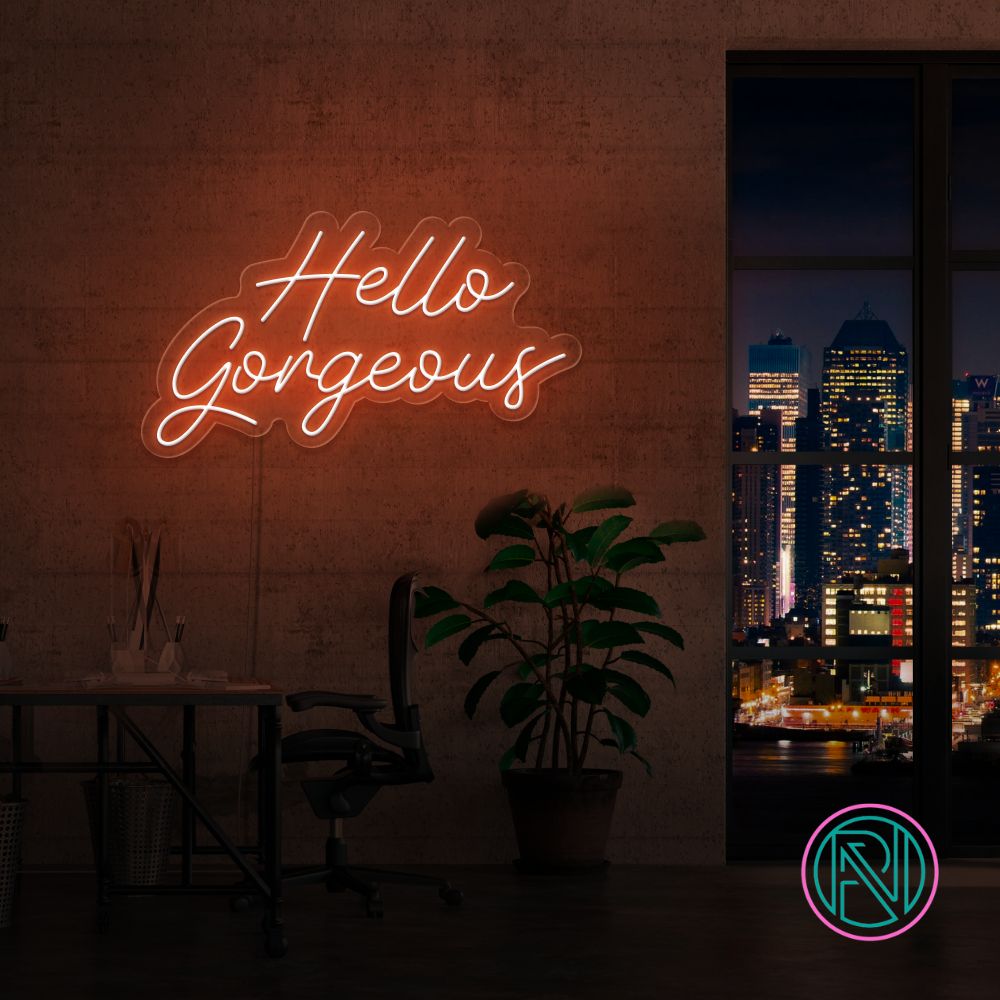 Gi et varmt velkomst med vårt 'hello gorgeous' led neonskilt. Perfekt for å fremheve skjønnhetssalonger eller som en chic detalj i hjemmet. Dette skiltet tilbyr en sjarmerende glød og en personlig touch med ditt valg av farge.