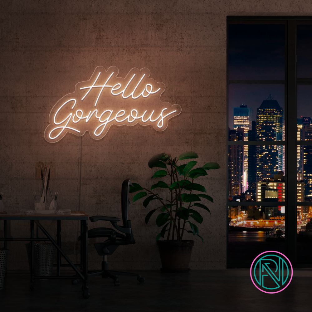 Gi et varmt velkomst med vårt 'hello gorgeous' led neonskilt. Perfekt for å fremheve skjønnhetssalonger eller som en chic detalj i hjemmet. Dette skiltet tilbyr en sjarmerende glød og en personlig touch med ditt valg av farge.