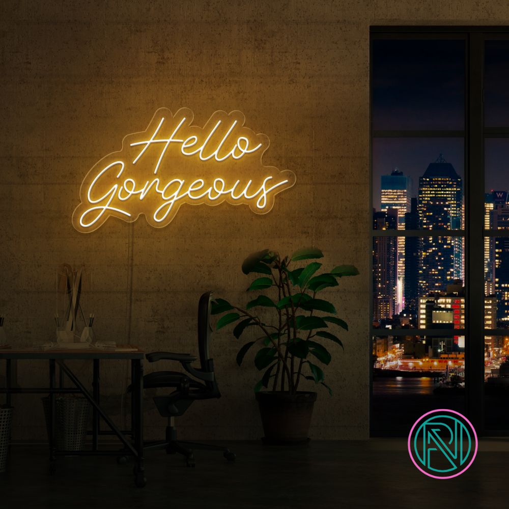 Gi et varmt velkomst med vårt 'hello gorgeous' led neonskilt. Perfekt for å fremheve skjønnhetssalonger eller som en chic detalj i hjemmet. Dette skiltet tilbyr en sjarmerende glød og en personlig touch med ditt valg av farge.
