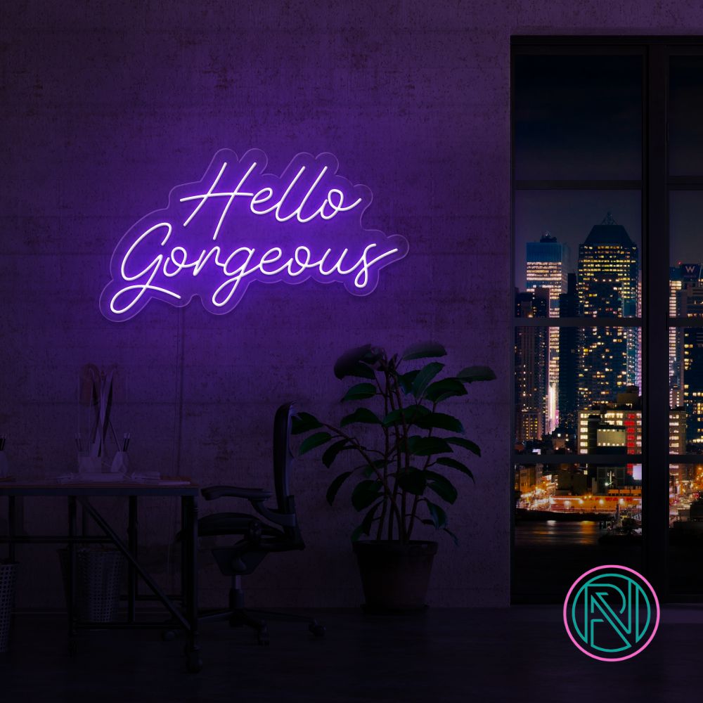 Gi et varmt velkomst med vårt 'hello gorgeous' led neonskilt. Perfekt for å fremheve skjønnhetssalonger eller som en chic detalj i hjemmet. Dette skiltet tilbyr en sjarmerende glød og en personlig touch med ditt valg av farge.