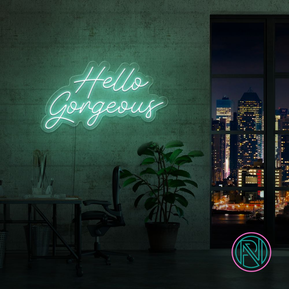 Gi et varmt velkomst med vårt 'hello gorgeous' led neonskilt. Perfekt for å fremheve skjønnhetssalonger eller som en chic detalj i hjemmet. Dette skiltet tilbyr en sjarmerende glød og en personlig touch med ditt valg av farge.