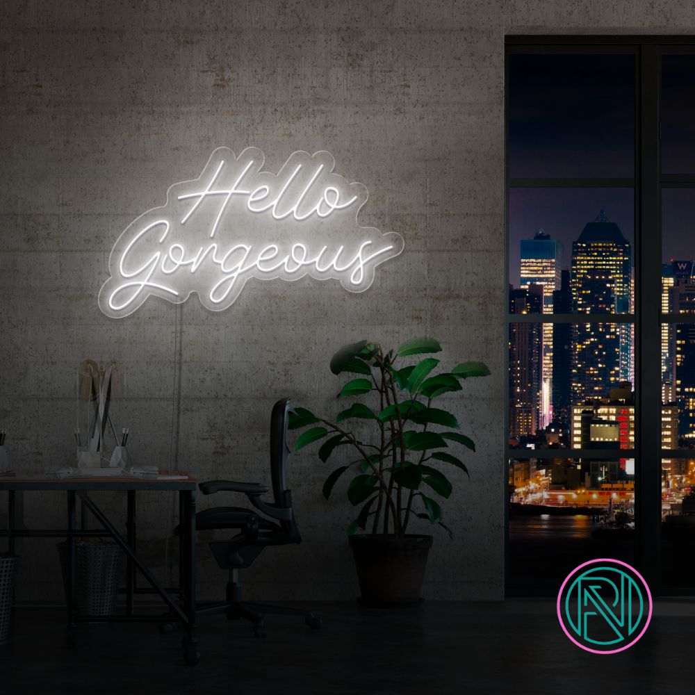 Gi et varmt velkomst med vårt 'hello gorgeous' led neonskilt. Perfekt for å fremheve skjønnhetssalonger eller som en chic detalj i hjemmet. Dette skiltet tilbyr en sjarmerende glød og en personlig touch med ditt valg av farge.