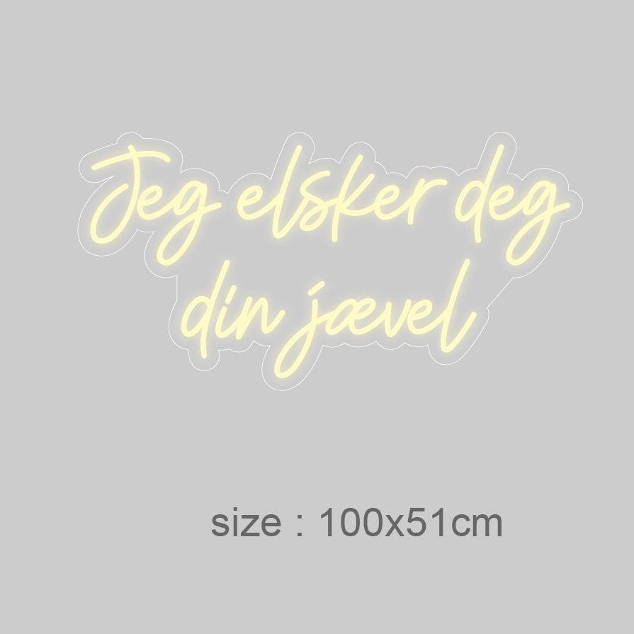 Gi et dristig uttrykk for dine følelser med 'jeg elsker deg din jævel' led neonskilt. Dette skiltet kombinerer kjærlighetens varme med en leken tvist, ideell for å tilføre personlighet til ditt private rom eller gi et unikt preg på forretningslokaler. Velg din favorittfarge og skap en atmosfære som er like spesiell som dine følelser.