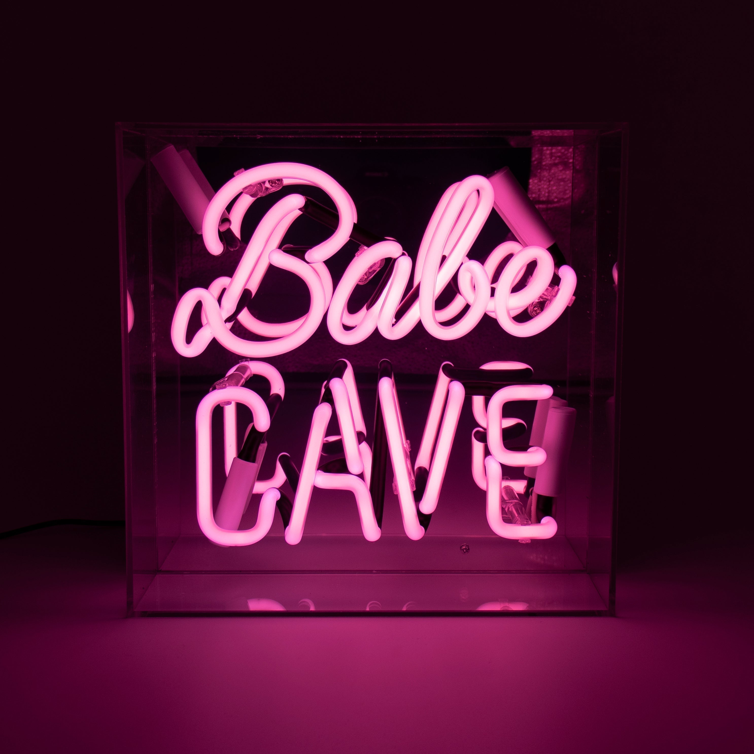 Neon “Babe CAVE” Pink. Akrylbos.