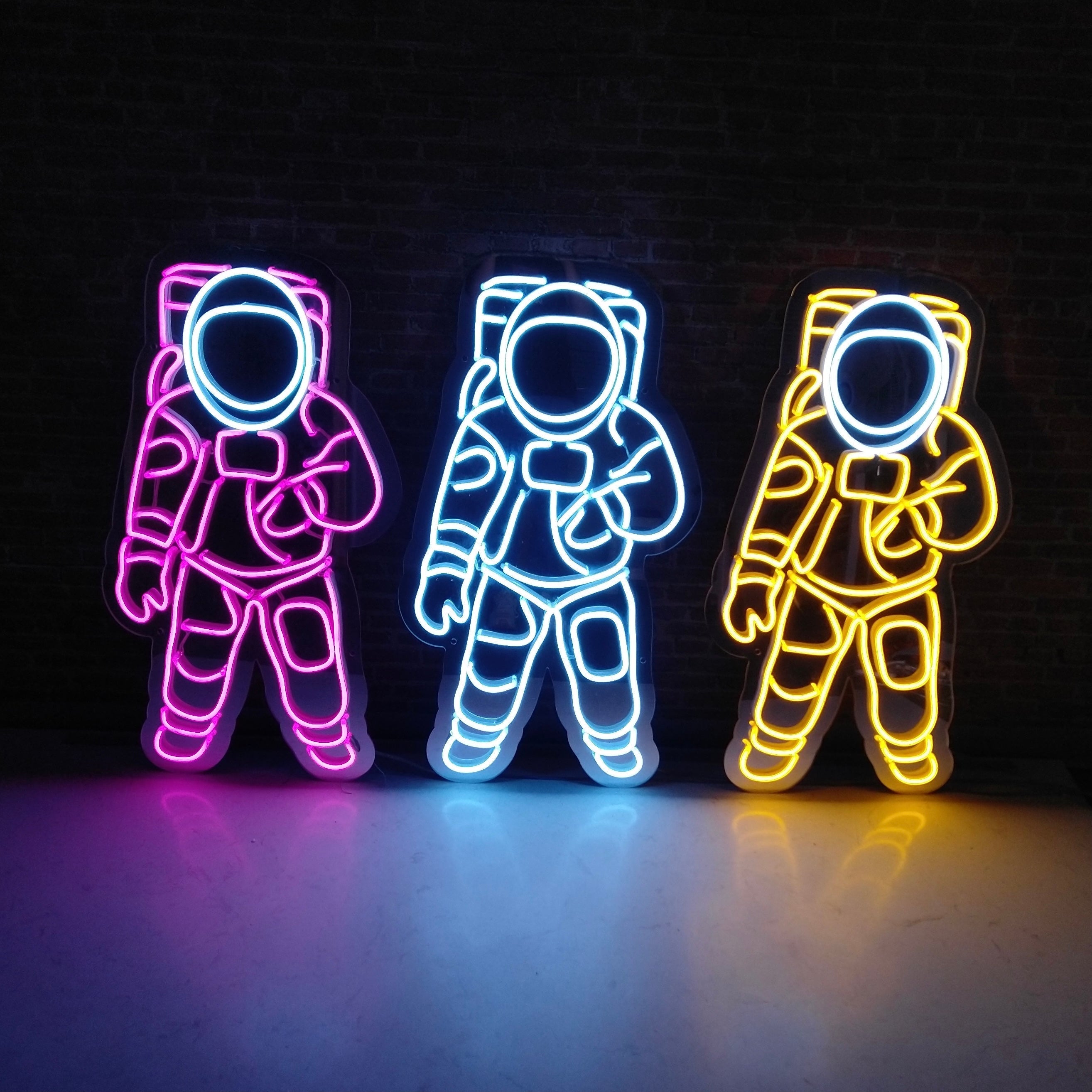 Neonskilt "SPACEMAN" 79x43 cm. Cool white