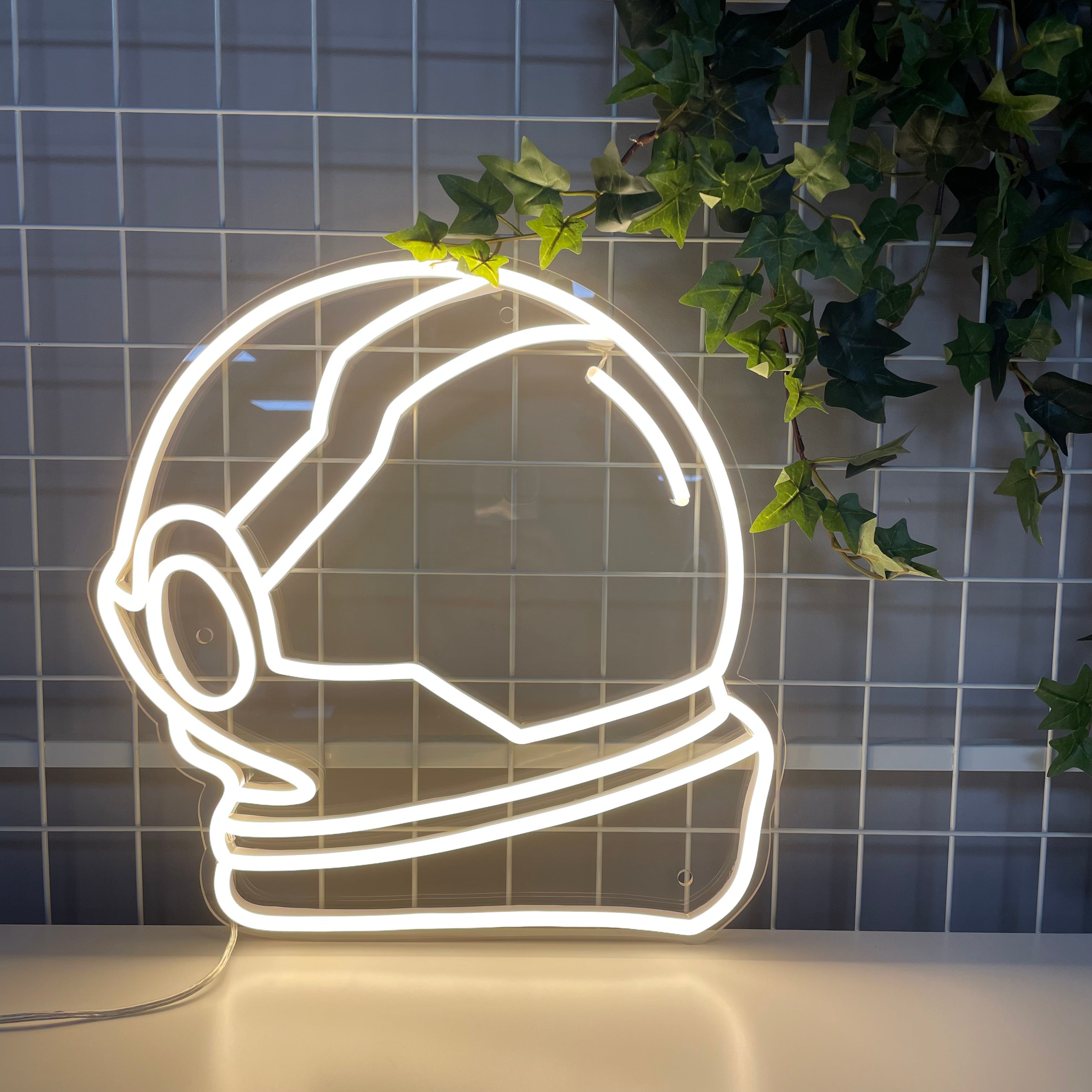 (SPACE helmet) LED NEONSKILT. Warm white.