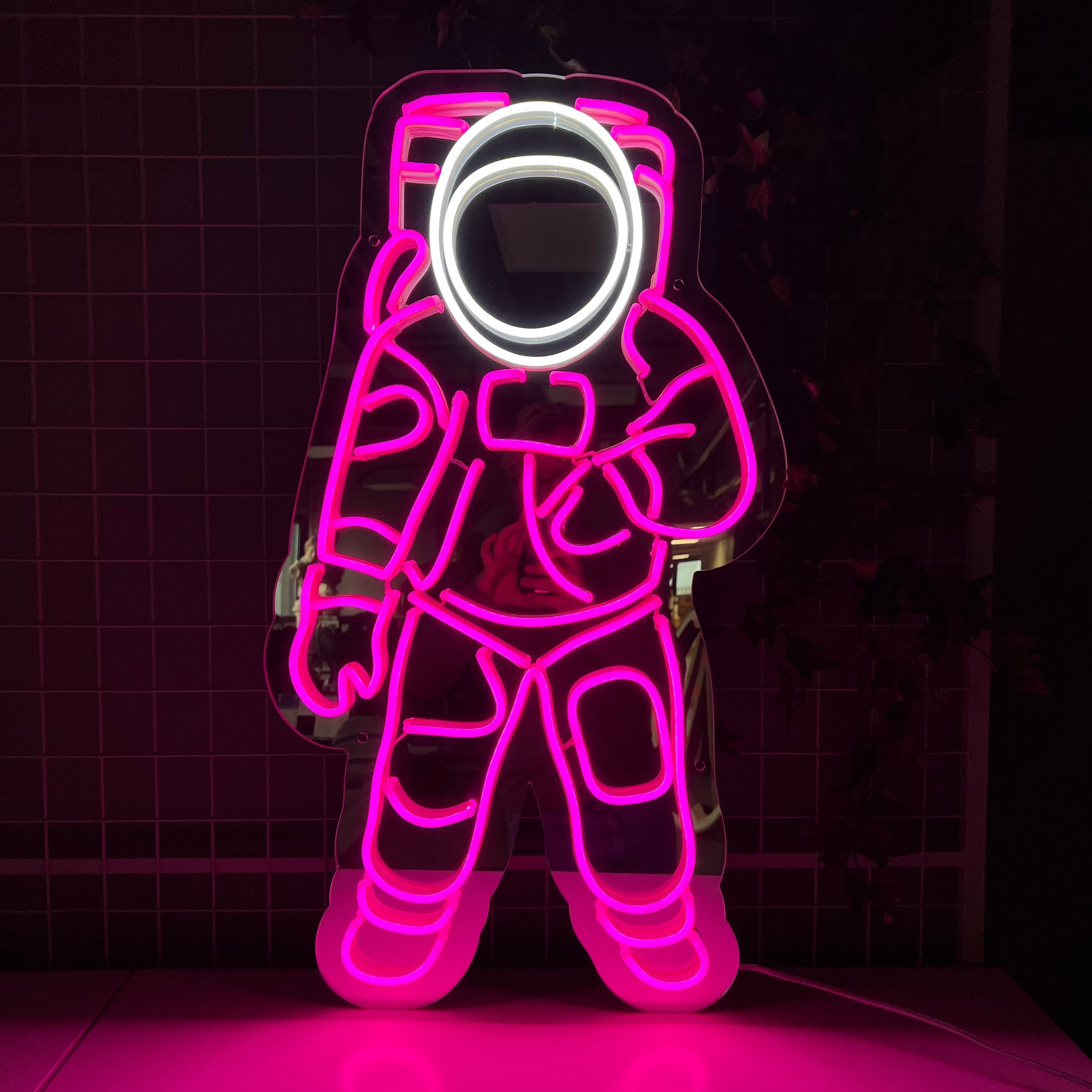 Neonskilt "SPACEMAN" Speil. Hot pink