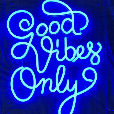 "Good Vibes Only" LED NEONSKILT. 68x56cm