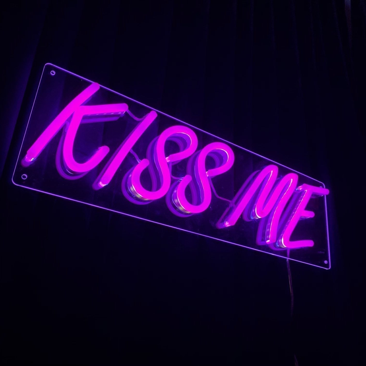 "Kiss me" LED NEONSKILT. Velg ønsket farge.