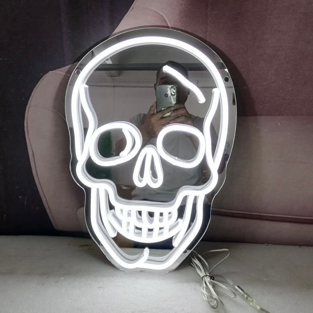 Neonskilt “Dødningehode” Speil. Cool white