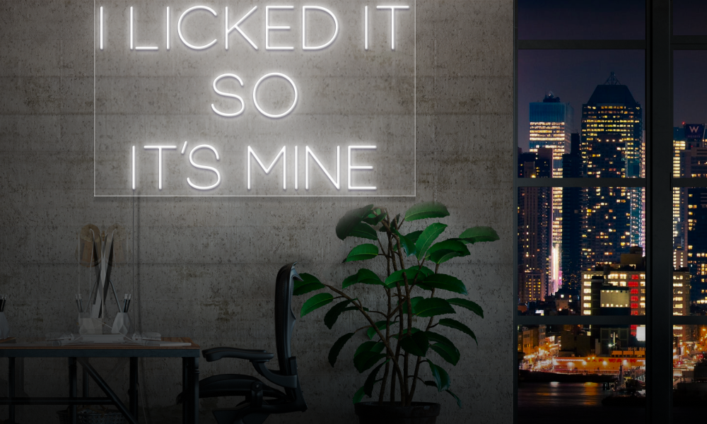 Neonskilt med sitater og tekst