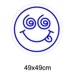 Skap en spennende stemning med vårt 'smily emoji face' led-neonskilt. Perfekt for å legge til et lekent og dristig preg på ethvert rom, dette neonskiltet kombinerer morsom design med levende lys for å skape en unik og fengende atmosfære. Velg din favorittfarge og gi rommet et snev av galskap.
