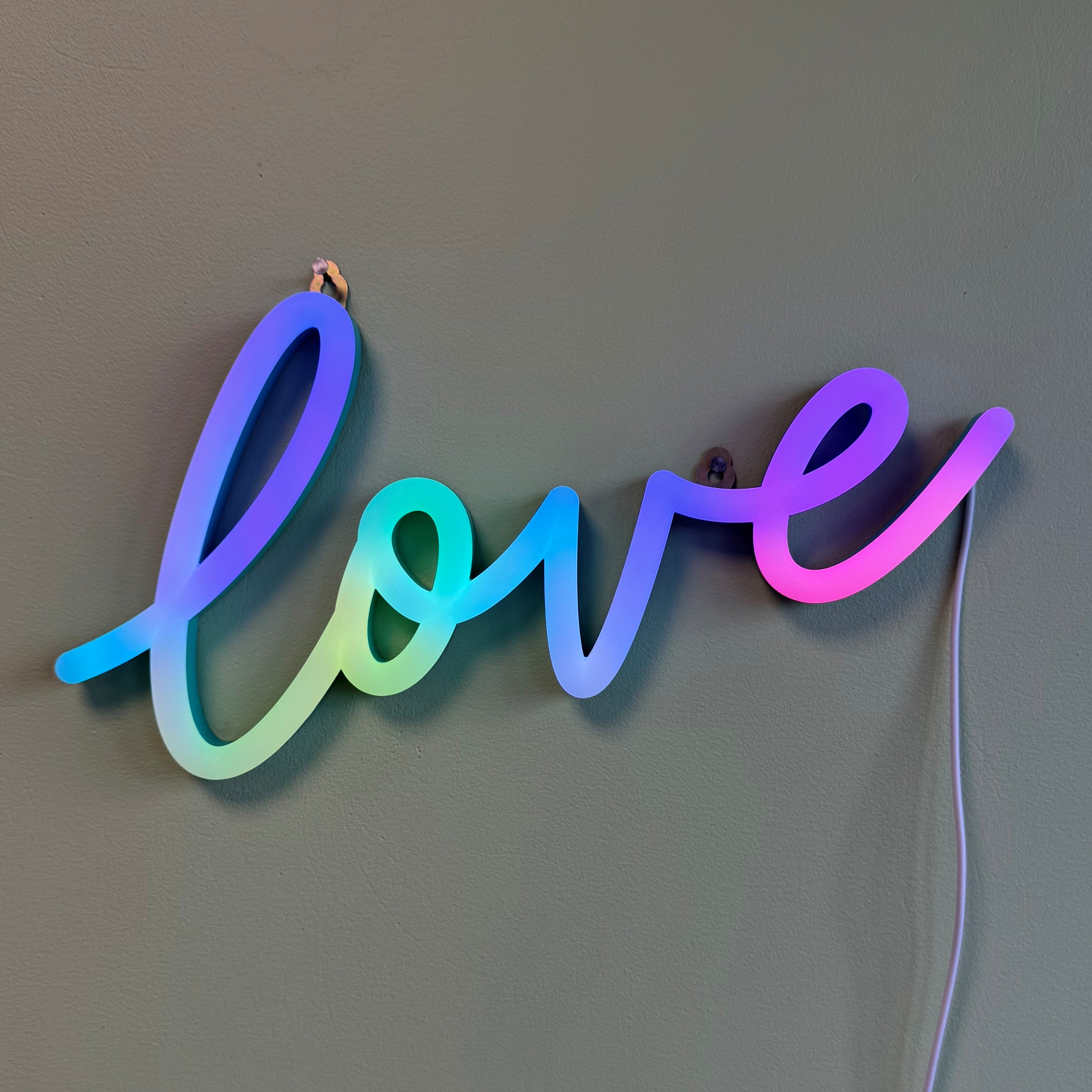 Love led neonskilt, perfekt for å lyse opp ditt hjem eller en spesiell begivenhet. Velg mellom et spekter av farger med vår RGB FLOW modell for å tilpasse utseendet og stemningen du ønsker med en fjernkontroll. Vår Acrylic modell kommer uten noen bakplate samt med enkel USB kobling.&nbsp;