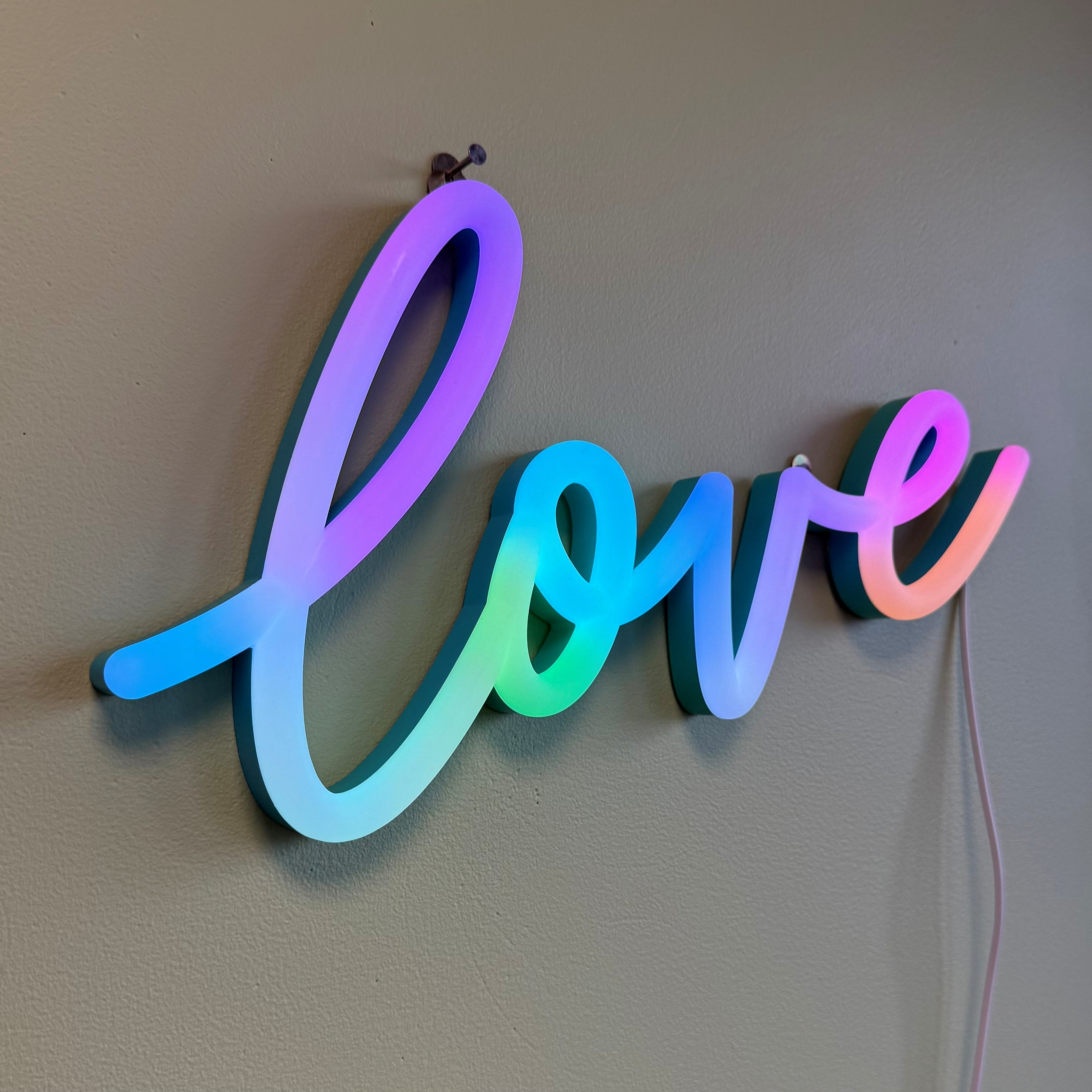Love led neonskilt, perfekt for å lyse opp ditt hjem eller en spesiell begivenhet. Velg mellom et spekter av farger med vår RGB FLOW modell for å tilpasse utseendet og stemningen du ønsker med en fjernkontroll. Vår Acrylic modell kommer uten noen bakplate samt med enkel USB kobling.&nbsp;