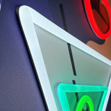 LED-neonskilt nærbilde: hvit ramme, blå trekant og grønn neonring