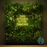 LED-neonskilt med tekst "THIS KITCHEN IS FOR DANCING" i grønt lys