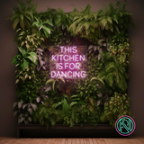 LED-neonskilt med tekst "THIS KITCHEN IS FOR DANCING" i lilla rosa lys