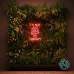 LED-neonskilt med «IT’S NOT JUST GIRLS NIGHT IT’S THERAPY» i rødt og oransje