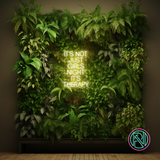 LED-neonskilt med «IT’S NOT JUST GIRLS NIGHT IT’S THERAPY» i grønt og hvitt